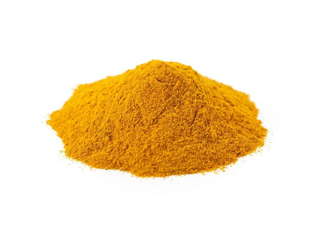 Gros plan herboriste sur la couleur dorée vibrante et la texture fine de la poudre de curcuma pur.