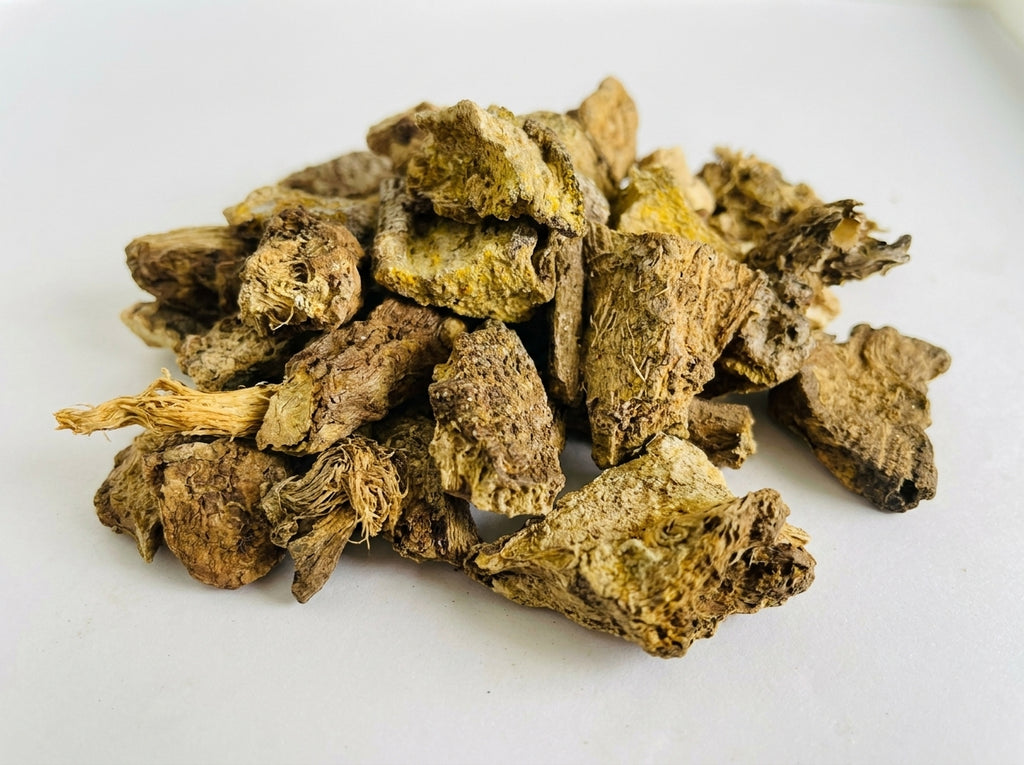 Gros plan macro détaillé sur les fibres et la structure ligneuse authentique de la racine d'Aldad pure sélectionnée par Orianza.