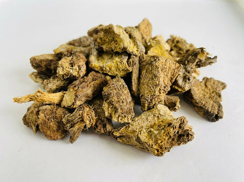 Gros plan macro détaillé sur les fibres et la structure ligneuse authentique de la racine d'Aldad pure sélectionnée par Orianza.
