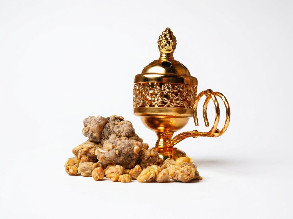 Couvercle dôme doré ajouré soulevé pour laisser entrevoir le foyer intérieur du brûle-encens de prestige.