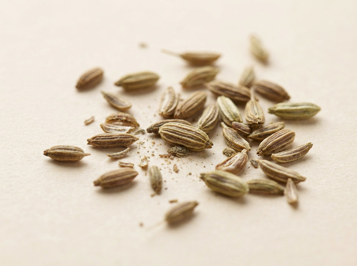 Une ambiance de cuisine saine et lumineuse en image lifestyle, mettant en scène le sachet de Graines de Fenouil Orianza posé de façon nette et claire au centre d'une table de préparation.