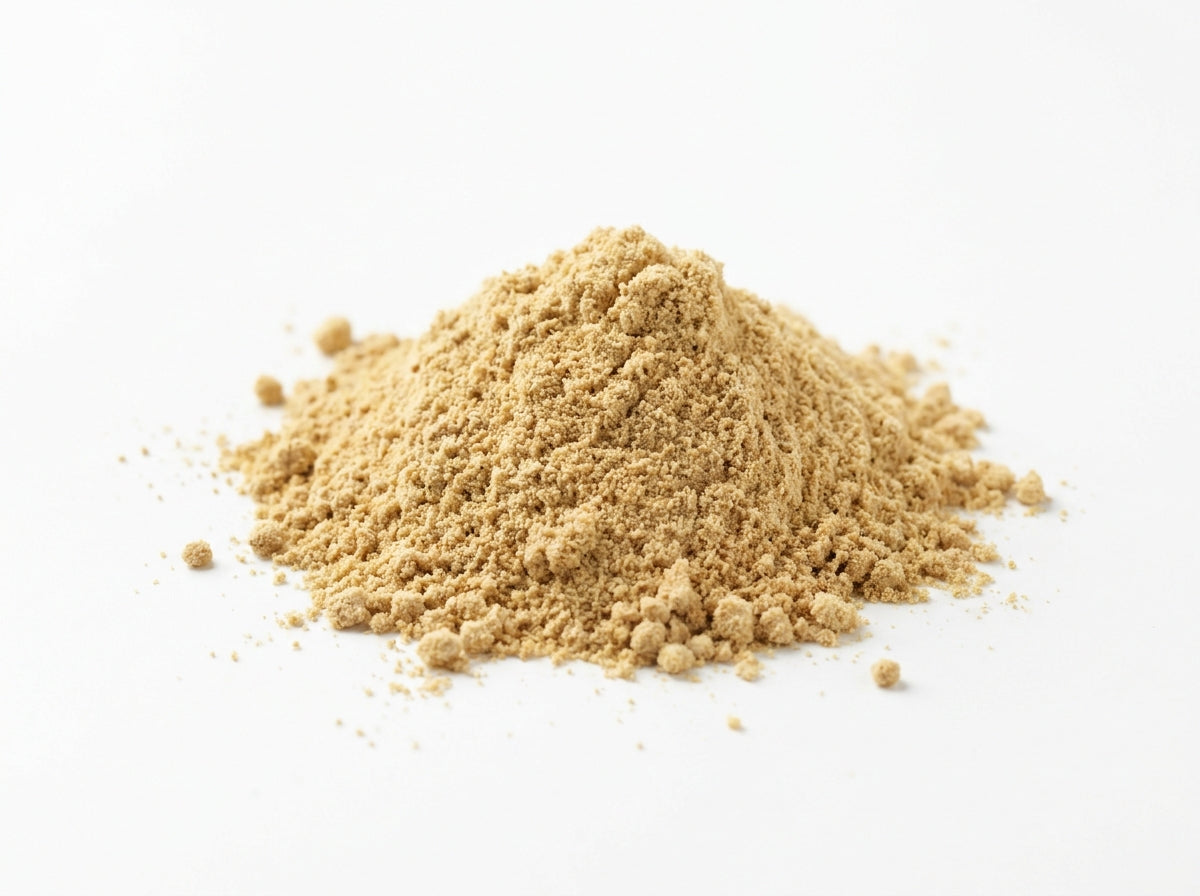 Gros plan sur la texture fine et la couleur beige clair de la poudre de gingembre riche en actifs tonifiants.