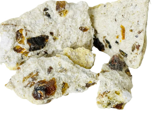 Gros plan macro détaillé sur l'aspect cristallin et la couleur crème authentique des larmes de Benjoin Blanc brut d'Orianza.