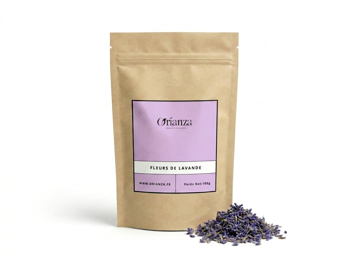 Sachet d'apothicaire en kraft de Fleurs de Lavande Naturelle Orianza Selection, herboristerie relaxante avec quelques fleurs à côté.