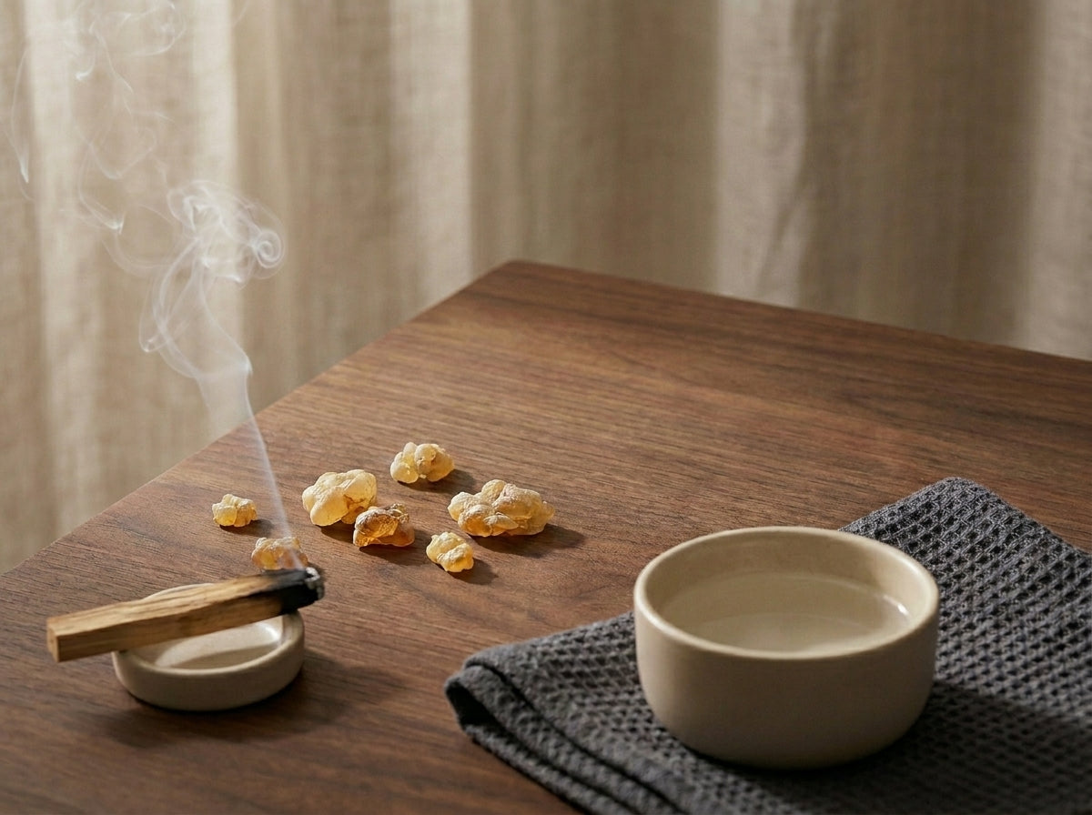 Rituel de beauté et bien-être avec le Louban Dakkar Orianza, présenté à côté d'un petit bol d'eau pour masque et d'un encensoir fumant.