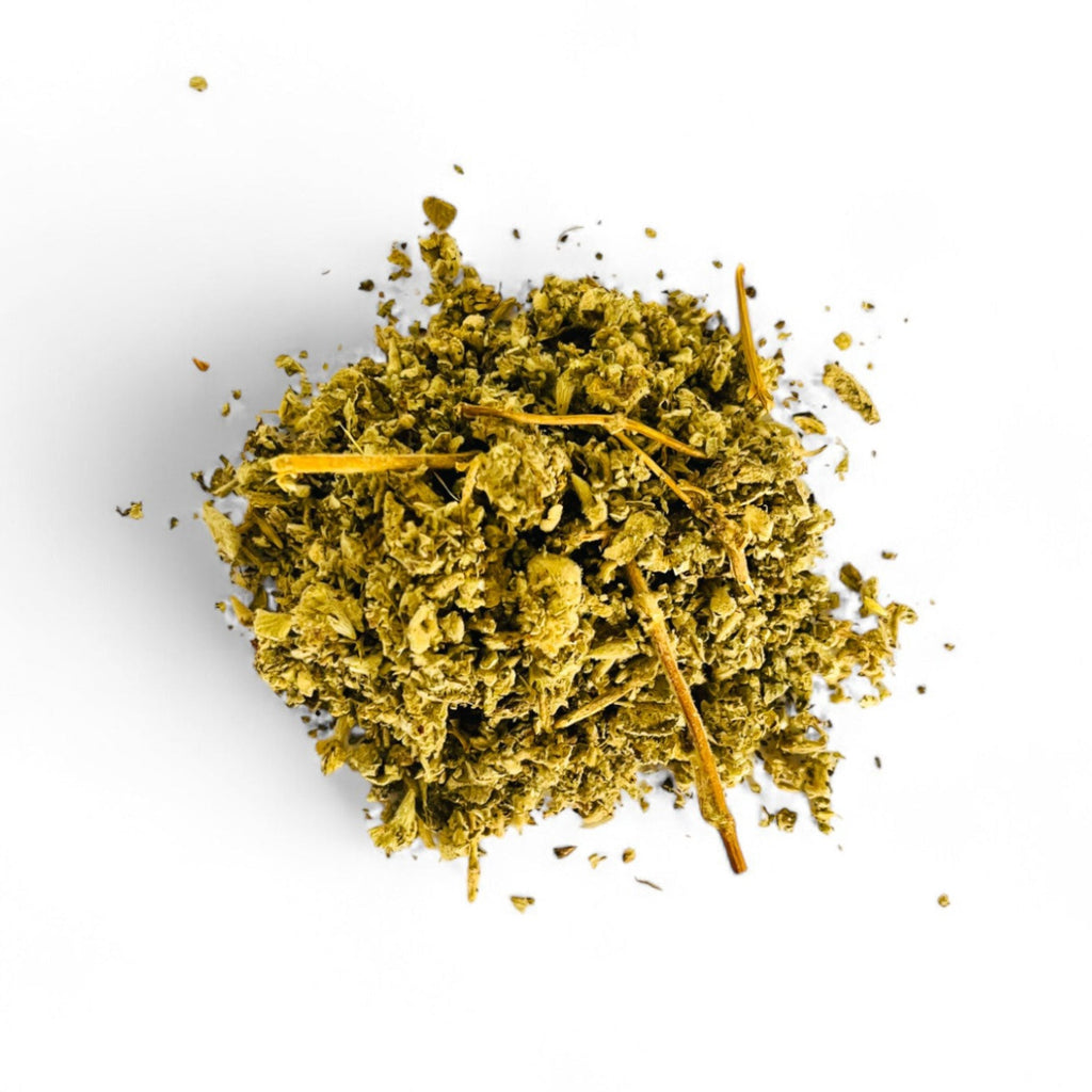 Gros plan sur les feuilles et fleurs séchées de marrube blanc de qualité officinale riches en principes amers.