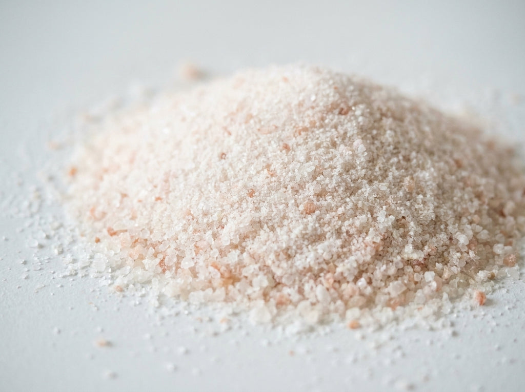 Gros plan macro détaillé sur la finesse et la pureté cristalline de la poudre de Sel de Roche brute d'Orianza.
