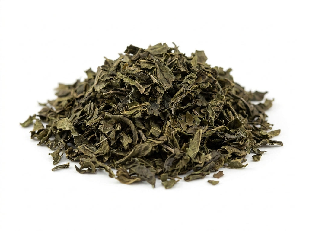 Gros plan herboriste sur les feuilles entières séchées de menthe poivrée de qualité supérieure, riches en huiles essentielles.