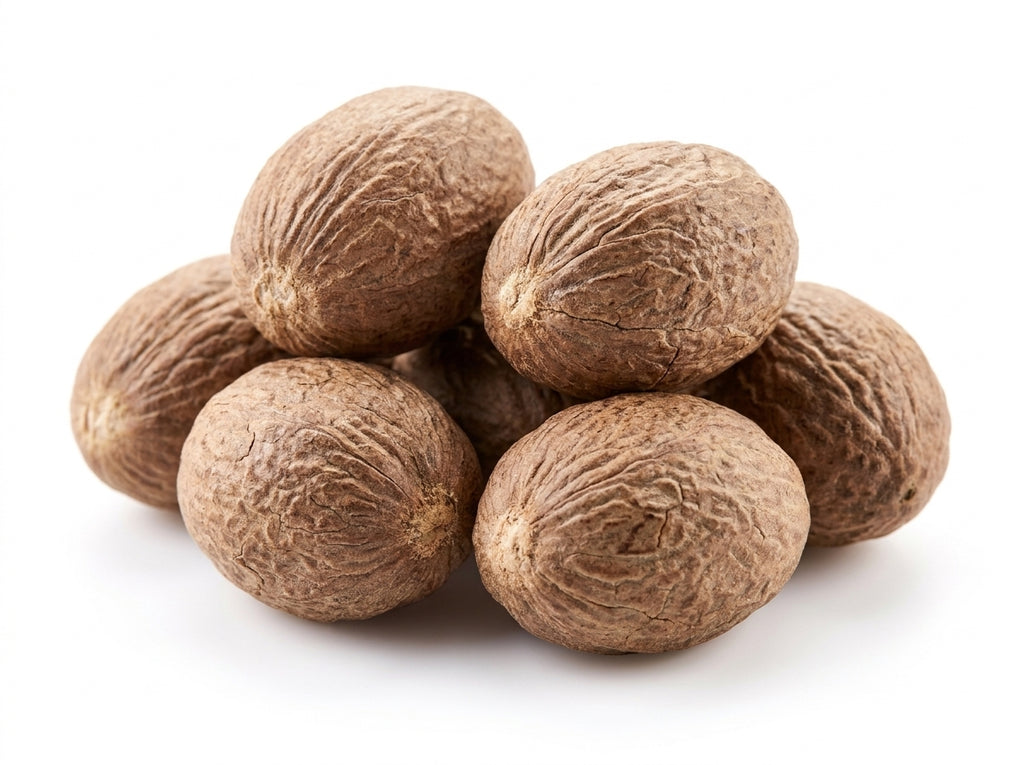 Gros plan herboriste sur les rides naturelles et la densité aromatique des noix de muscade entières Gouza.