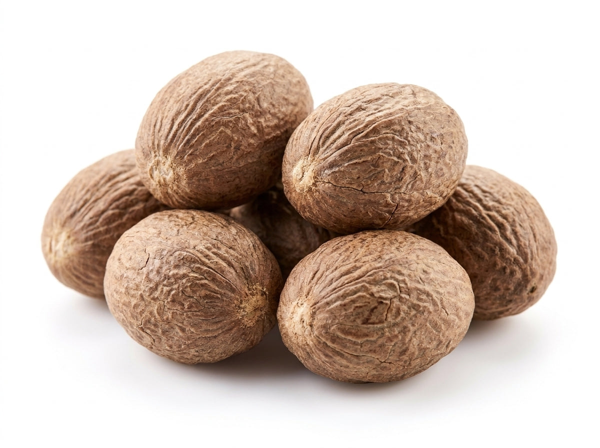 Gros plan herboriste sur les rides naturelles et la densité aromatique des noix de muscade entières Gouza.