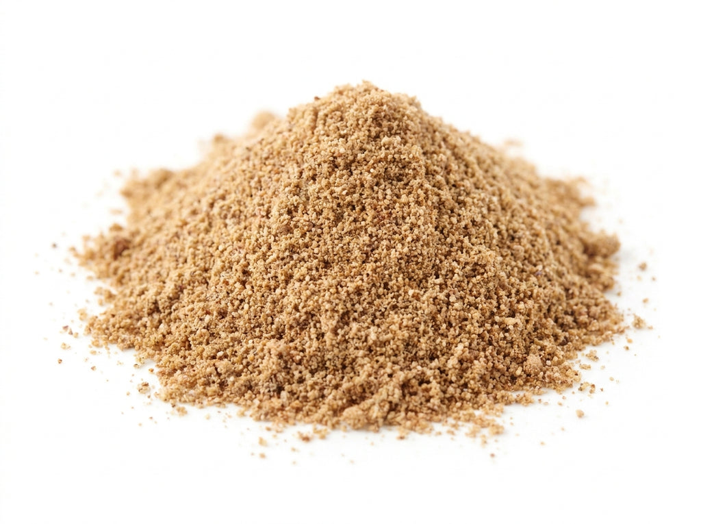 Gros plan herboriste sur la texture fine de la poudre de noix de muscade, riche en arômes boisés.