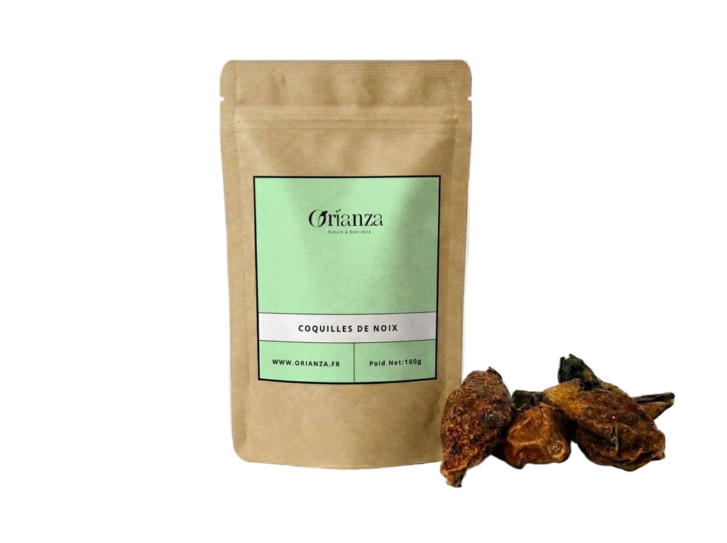 Sachet d'apothicaire en kraft de Brou de Noix Orianza Selection, poudre de coques de noix pour coloration naturelle avec un peu de poudre à côté.