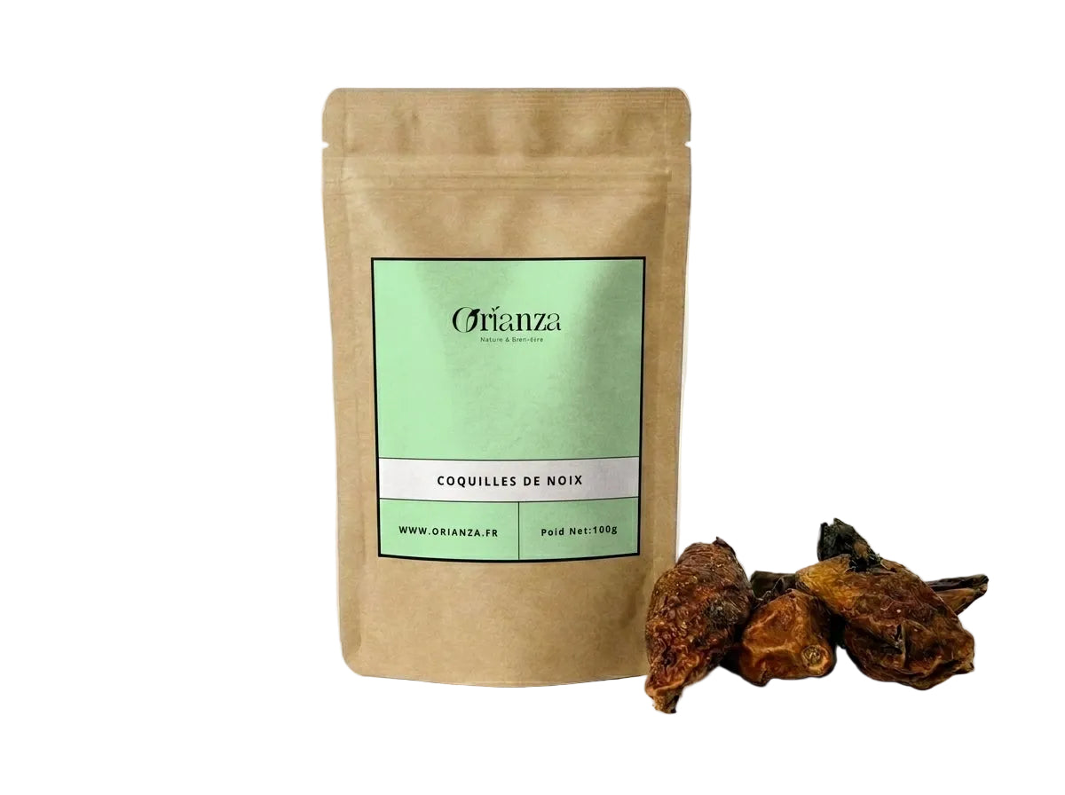 Sachet d'apothicaire en kraft de Brou de Noix Orianza Selection, poudre de coques de noix pour coloration naturelle avec un peu de poudre à côté.