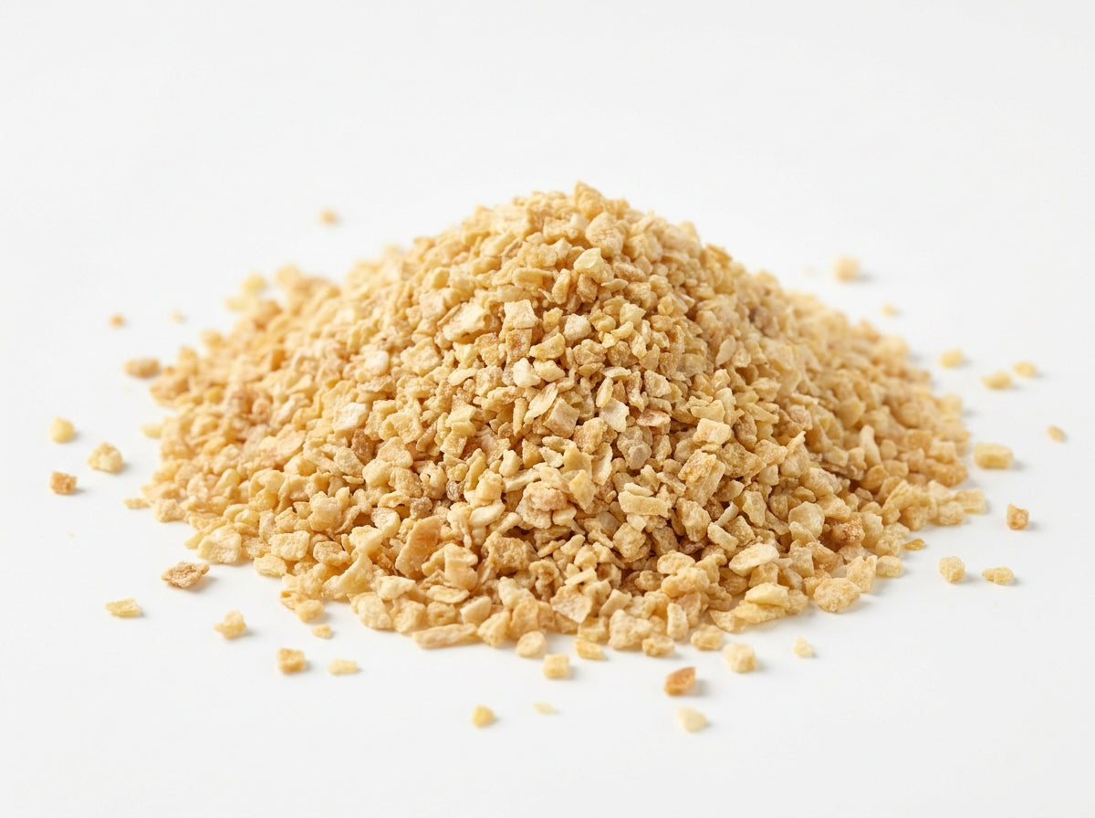 Gros plan herboriste sur les petits grains réguliers d'oignon déshydraté, riches en sucrosité naturelle.