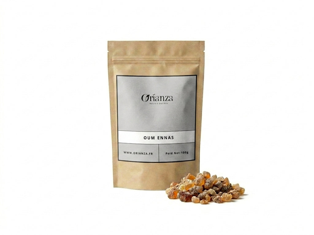 Sachet d'apothicaire en kraft d'Oum Ennas Orianza Selection, gomme ammoniaque pure pour purification avec quelques morceaux à côté.