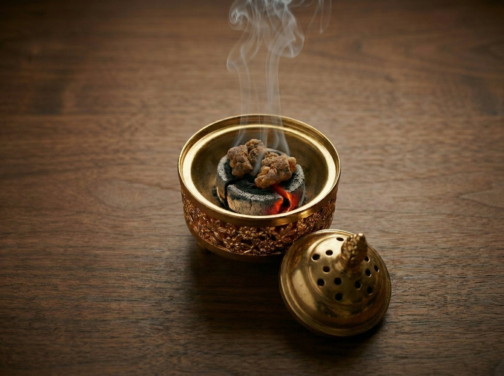 Rituel de protection spirituelle de résine Oum Ennas Orianza posé à côté d'une magnifique encensoir traditionnel fumant.