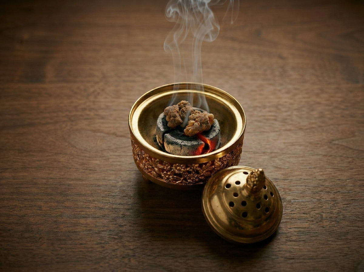 Rituel de protection spirituelle de résine Oum Ennas Orianza posé à côté d'une magnifique encensoir traditionnel fumant.