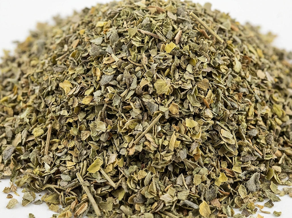 Gros plan sur les feuilles vertes d'origan séché, garanties sans poussière et riches en huiles volatiles.
