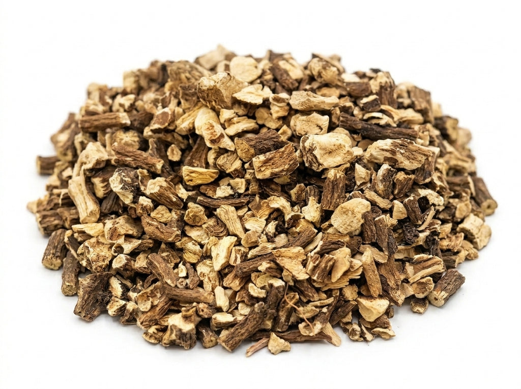 Gros plan sur la texture des morceaux coupés de racine de pissenlit de qualité supérieure, riches en inuline.