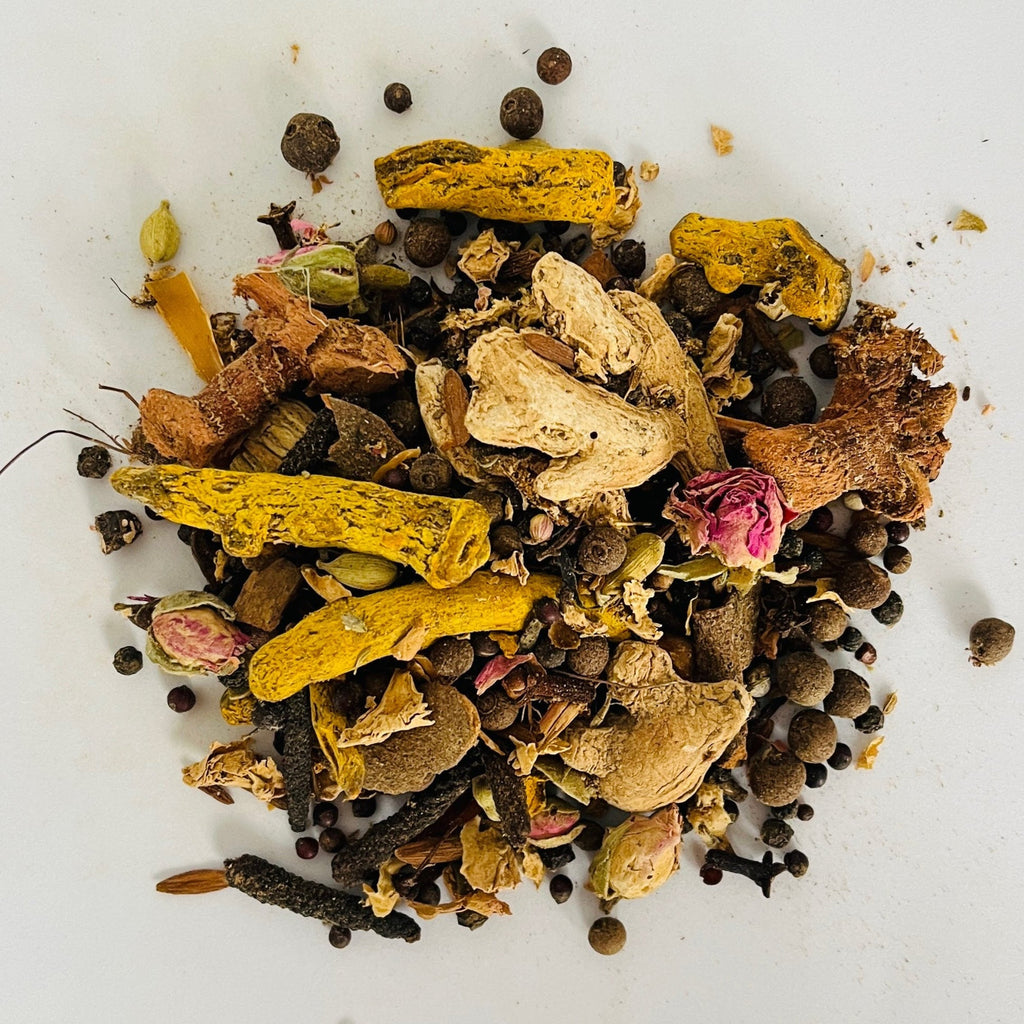 Gros plan sur la texture riche et les couleurs chaudes du mélange artisanal Ras El Hanout de qualité supérieure.