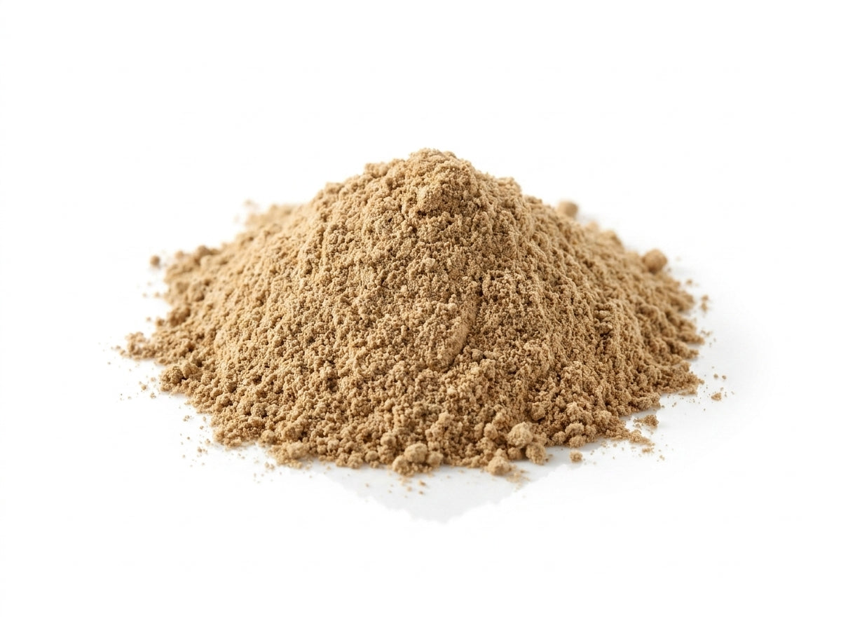 Gros plan sur la finesse et la couleur beige naturelle de la poudre de racine de réglisse de qualité supérieure.