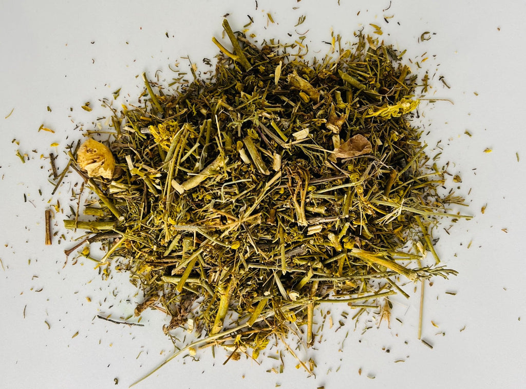 Gros plan macro détaillé sur les feuilles découpées et la qualité herboristerie supérieure de la Rue Officinale séchée d'Orianza.