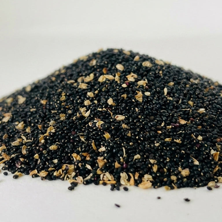 Gros plan macro détaillé sur le mélange d'herbes et la structure sauvage des racines de Sakta Maskouta triées par Orianza.