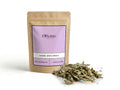 Sachet d'apothicaire en kraft de Sauge Officinale Orianza Selection, Salmia pure pour l'équilibre féminin avec quelques feuilles séchées à côté.