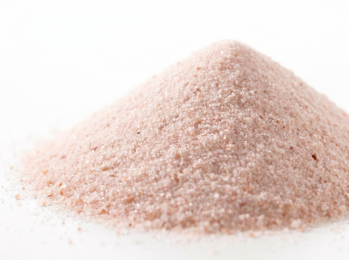 Gros plan herboriste sur la texture cristalline et la couleur rosée naturelle du sel de l'Himalaya non raffiné.