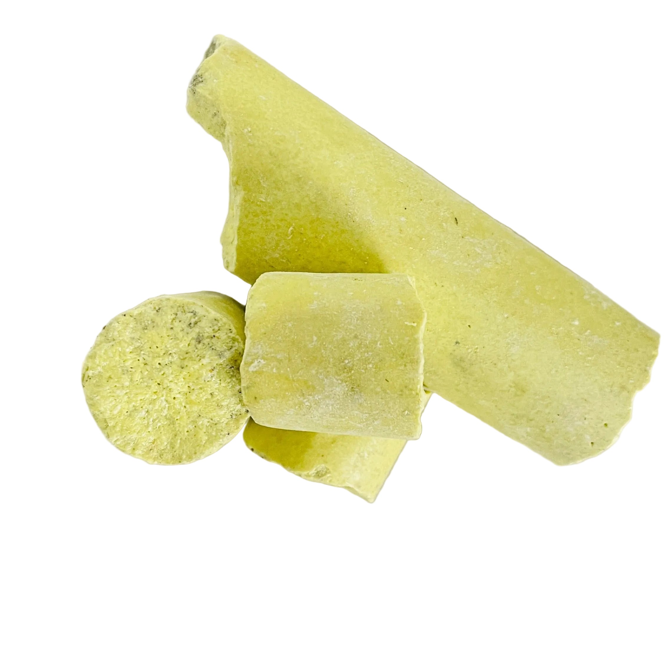 Gros plan sur la texture cristalline et la couleur jaune vive d'une pierre de soufre Kibrit authentique.