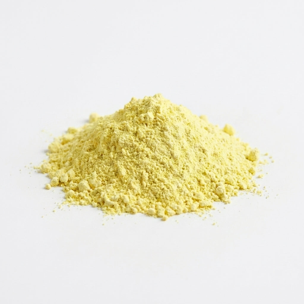 Gros plan herboriste sur la couleur jaune vif et la texture extra-fine de la poudre de soufre purifié.