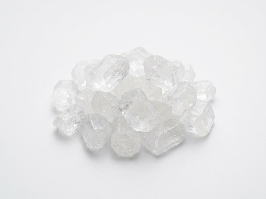 Gros plan herboriste sur la pureté des cristaux de sucre candi dorés et brillants de qualité supérieure.