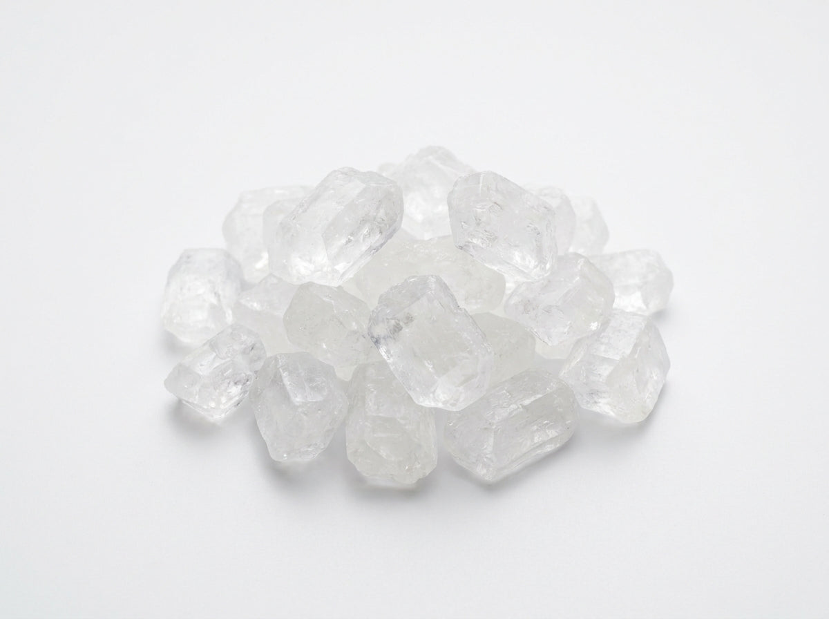 Gros plan herboriste sur la pureté des cristaux de sucre candi dorés et brillants de qualité supérieure.