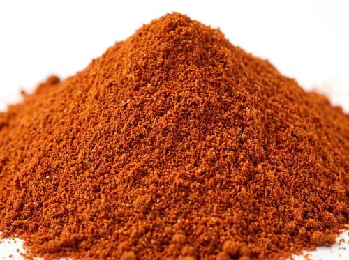 Gros plan sur les ingrédients du mélange tandoori avec éclats de gingembre, gousses d'ail et paprika en poudre.