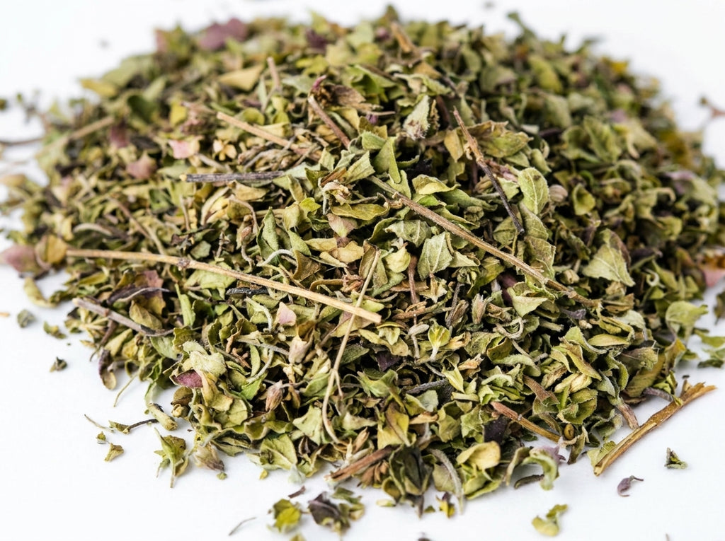 Gros plan macro détaillé sur la finesse, la couleur et la pureté supérieure des feuilles de thym séchées naturellement par Orianza.