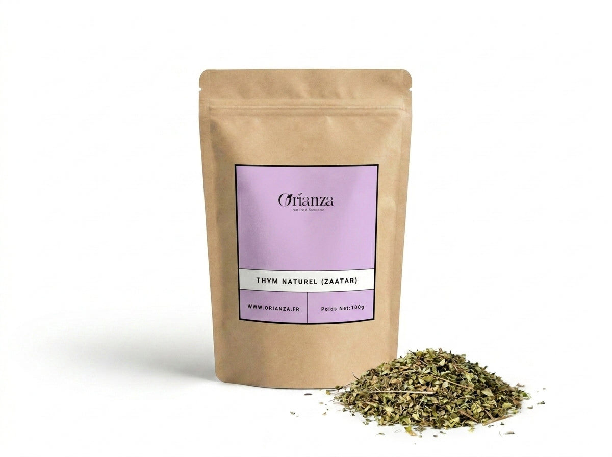 Sachet d'apothicaire en kraft de Thym Séché Pur Orianza Selection, Zaatar de qualité herboristerie avec quelques herbes à côté.