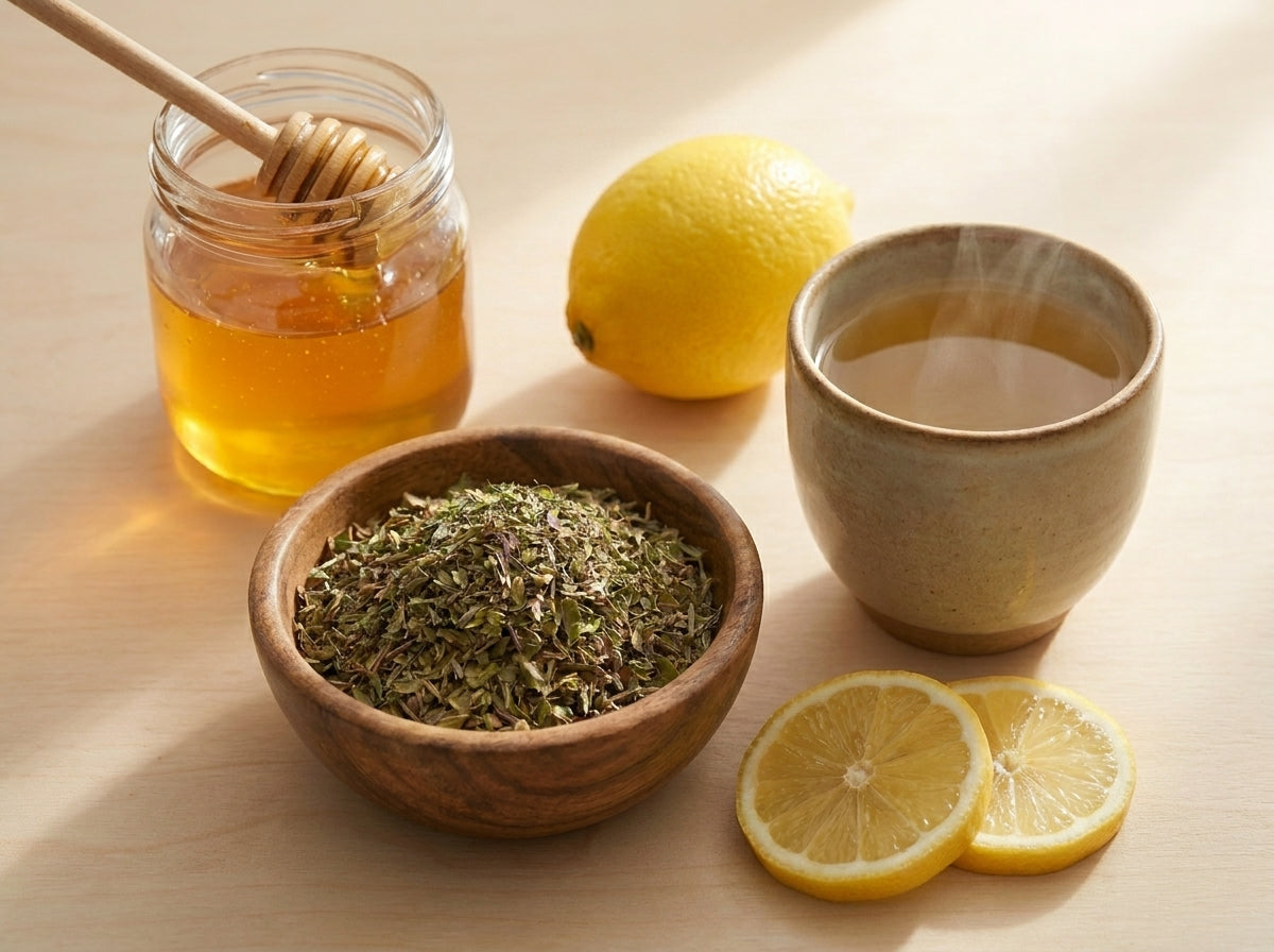Une infusion bien-être de Thym Zaatar Orianza fumante dans une tasse, présentée à côté d'un citron frais et d'un pot de miel pur.