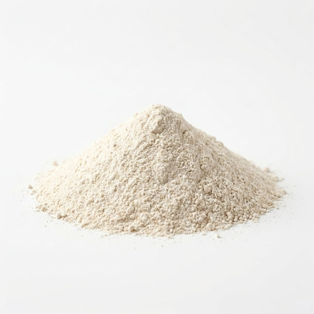 Gros plan sur la texture ultra-fine et blanche de la poudre de nacre de cauris de qualité supérieure.