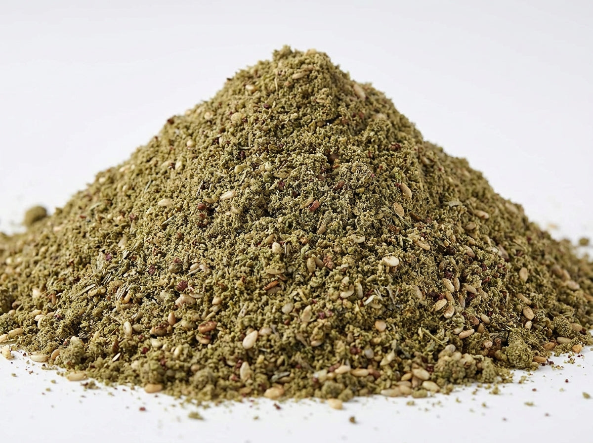 Gros plan herboriste sur les graines de sésame torréfiées, le sumac rouge et les feuilles de thym du zaatar.