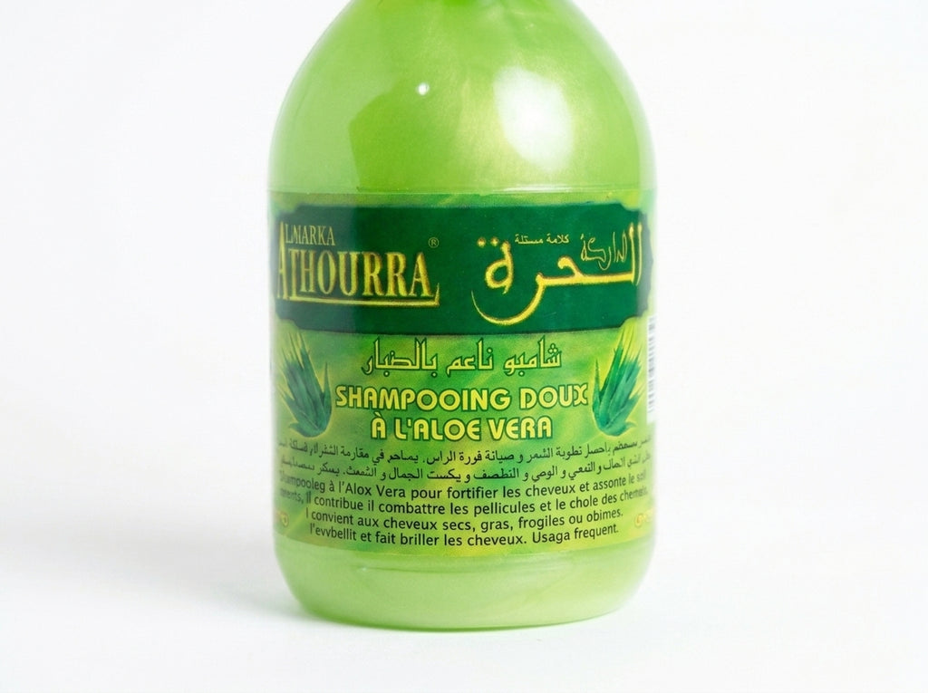 Application du shampooing doux à l'aloe vera sur cheveux mouillés pour calmer le cuir chevelu et hydrater.