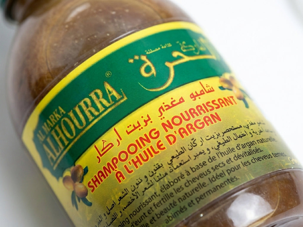 Mousse onctueuse et riche du shampooing à l'argan appliquée sur les longueurs pour réparer les fibres cassantes.