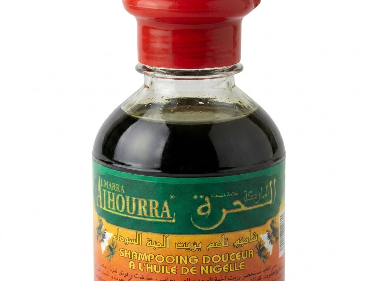 Massage dermo-purifiant du cuir chevelu avec le shampooing à la nigelle pour stimuler les racines et la pousse.