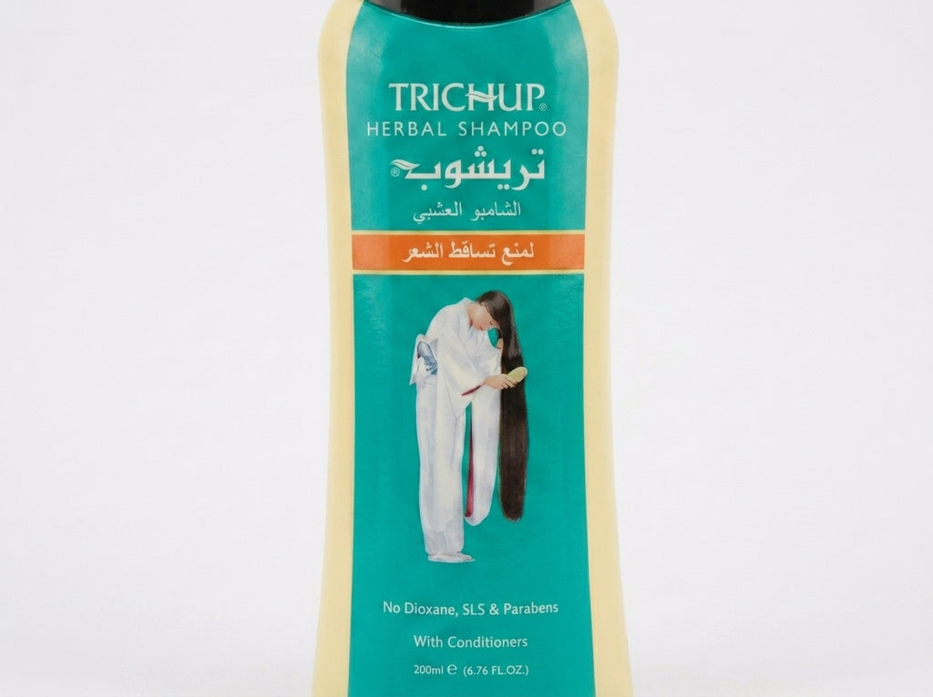 Mousse onctueuse du shampooing Trichup massée sur le cuir chevelu pour fortifier les racines des cheveux.
