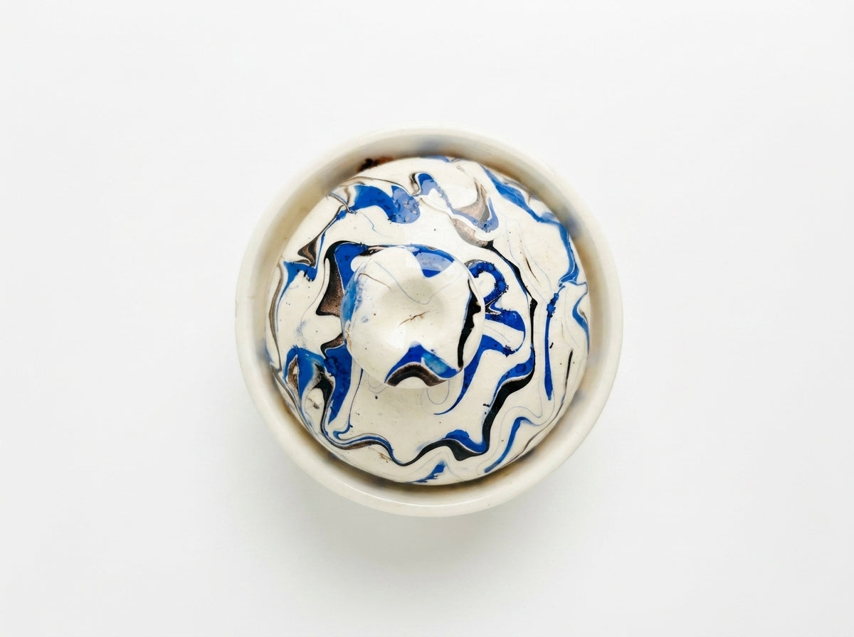 Mini tajine décoratif en céramique blanche mouchetée bleue et noire Orianza Selection, objet d'artisanat d'art.