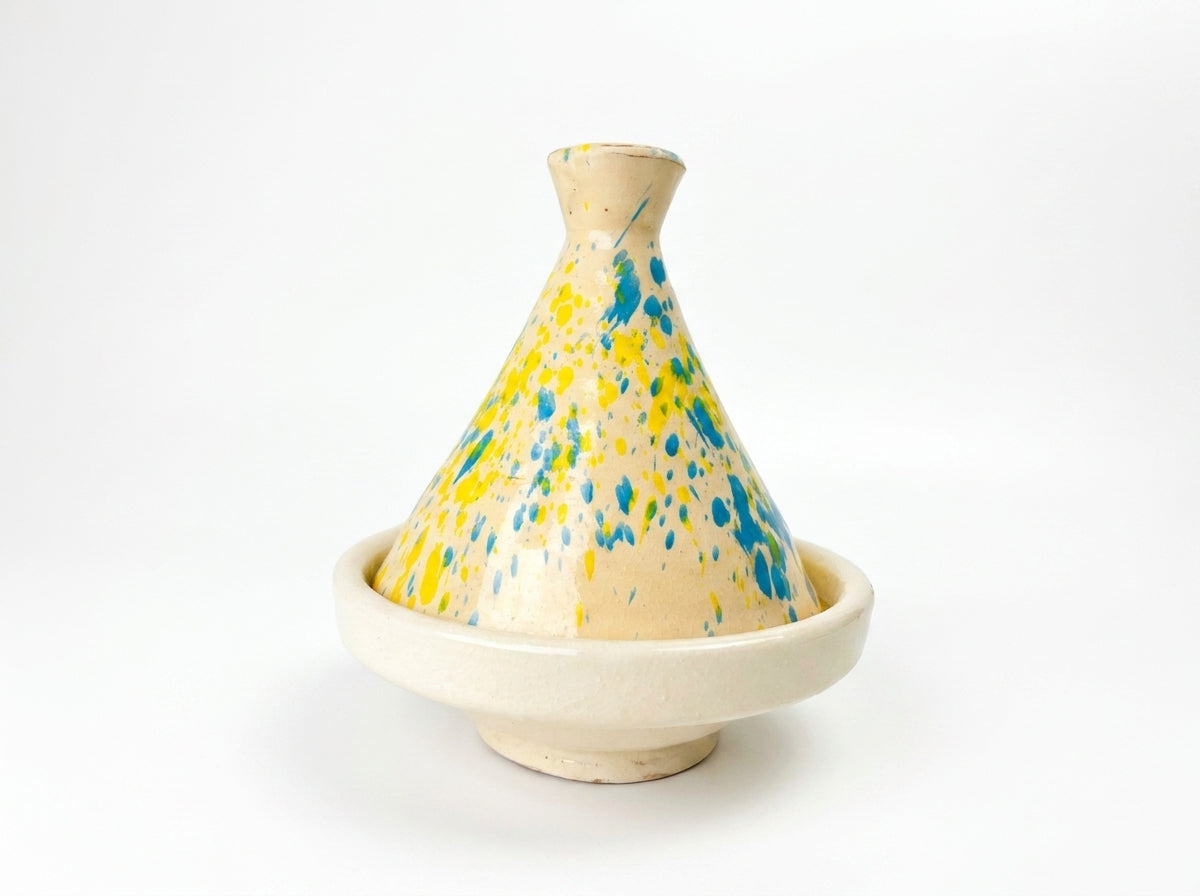 Mini tajine en poterie fine utilisé comme vide-poches élégant sur une console d'entrée moderne.