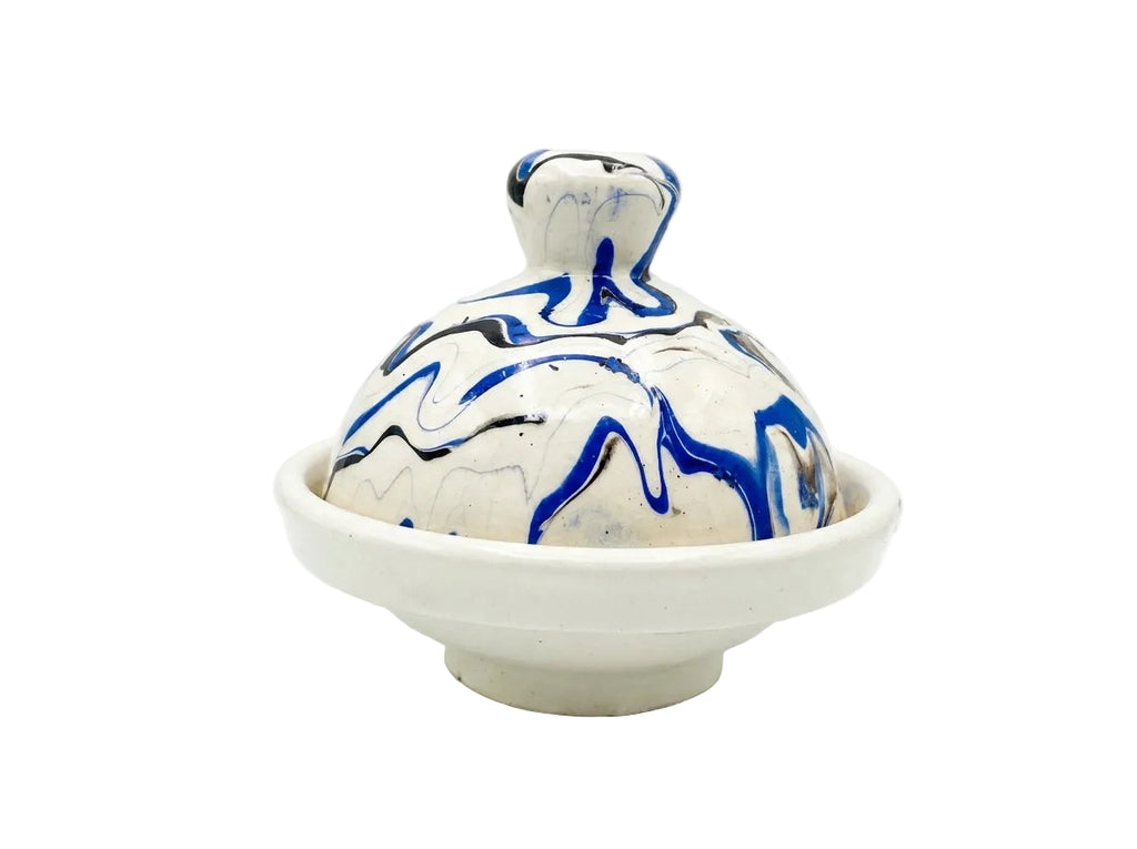 Mini tajine décoratif en céramique bleu et blanc Orianza sur fond blanc