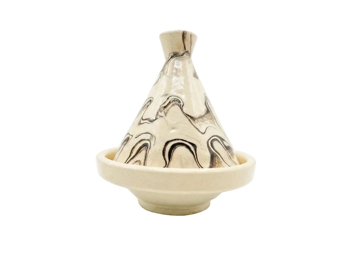 Artisan potier façonnant la terre cuite pour créer le dôme du mini tajine décoratif traditionnel.